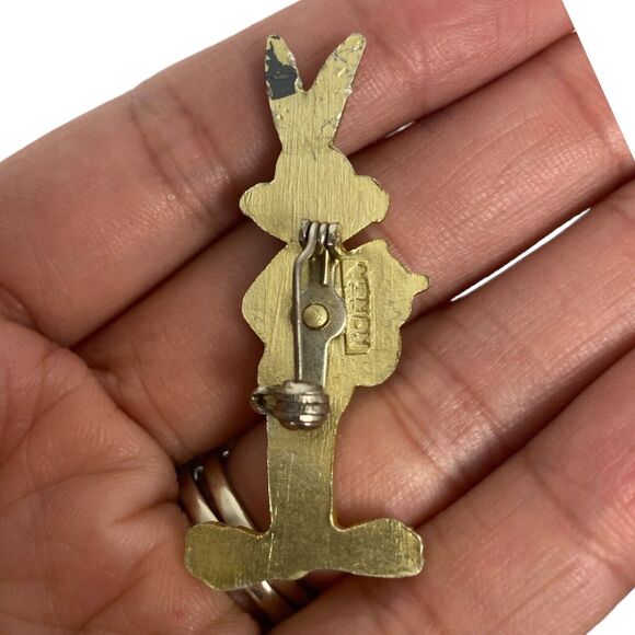 Looney Tunes Bugs Bunny Brooch 2" Pin Goldtone Enamel Warner Bros VTG C14Q - Picture 5 of 6